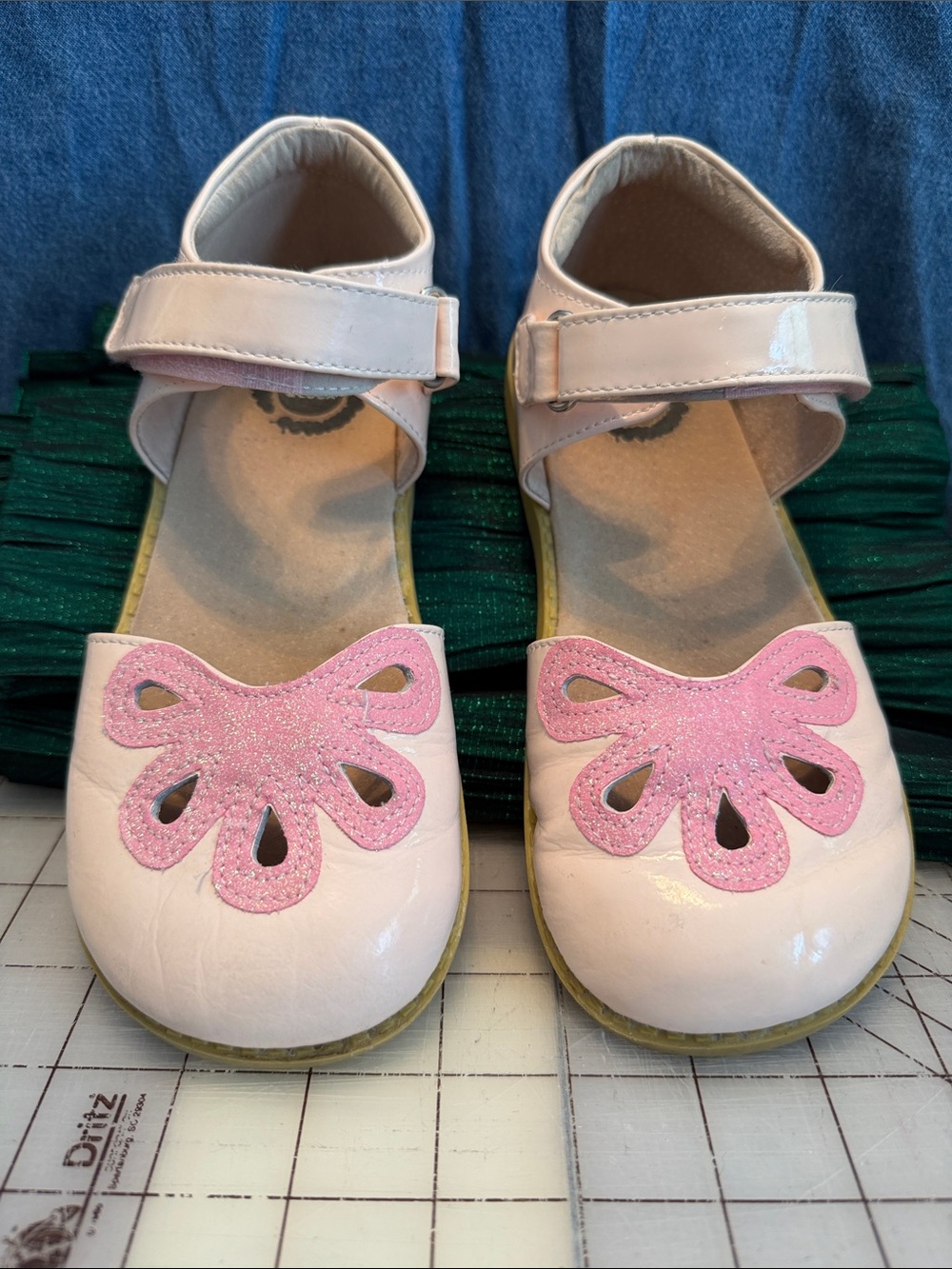 Livie & Luca Girls 3Y. VGUC Pink glitter petal Mary Jane Kids Shoes